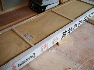搬入された和室用の敷目天井材