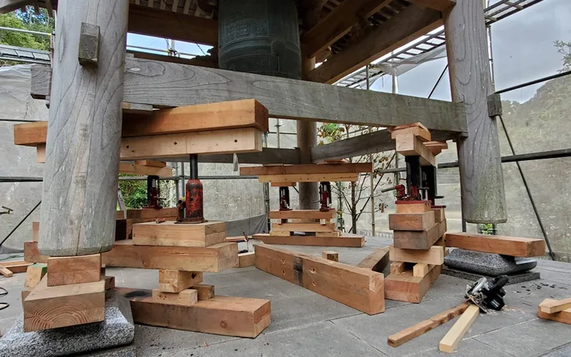 建物を持ち上げて柱の足元を継ぐ工事