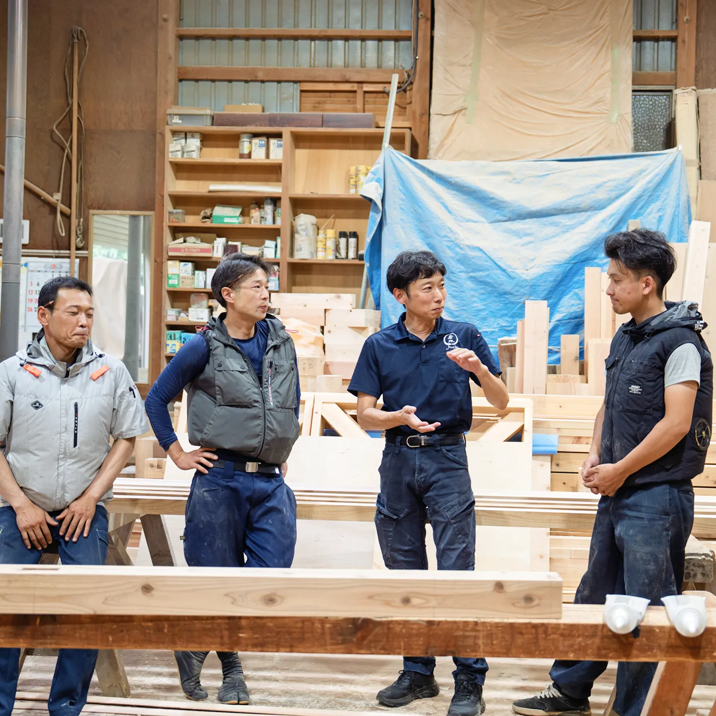 作業場で職人たちに話をする岩木建築の職人